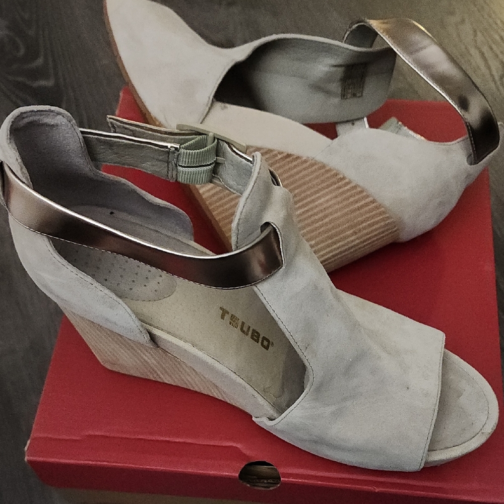 Tsubo Women's Metallic and Cream Wedge Sandals